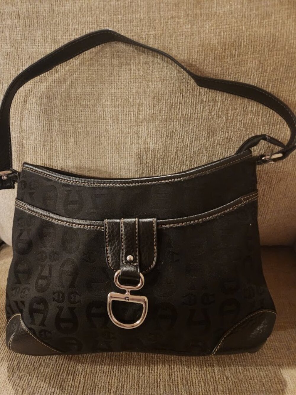 this is black classic silver handle on it